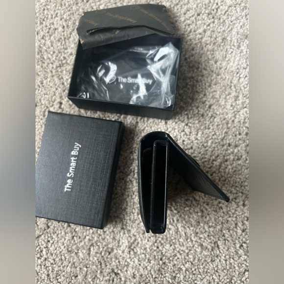 26. The Smart Buy Airtag Wallet - Picture 8 of 8